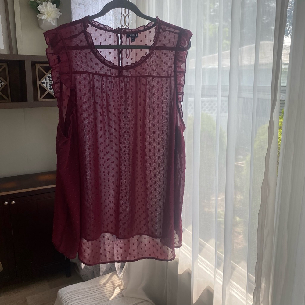 Torrid Size 4 Burgundy Sheer Swiss Dot Ruffle Sleeveless Blouse Top Plus 26/28 u